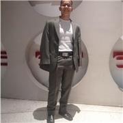 Profesor de guitarra enseña a todos los niños de todas las edades que quieran aprender